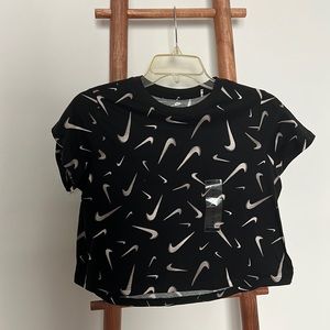 Nike women’s sportsware essential crop tee